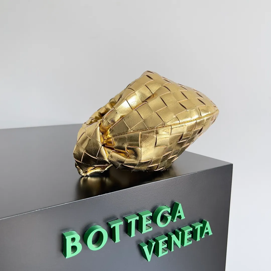 Batch 1160 Bottega veneta͙.——The latest woven knotted hobo🔥 The top-grade lambskin leather is very soft, the bag shape is unique, practical and durable. It retains the traditional woven elements while being a little more flamboyant ~ Made of hand-woven sheepskin, zipper opening and closing, curved seamless structure, effortless to match. Highly recommended⚠️⚠️⚠️ The highest-end in the market🌈 Welcome to compare [all shipped from the factory with a full set of packaging] size: 26x13x8.5cm.    Model: 651876